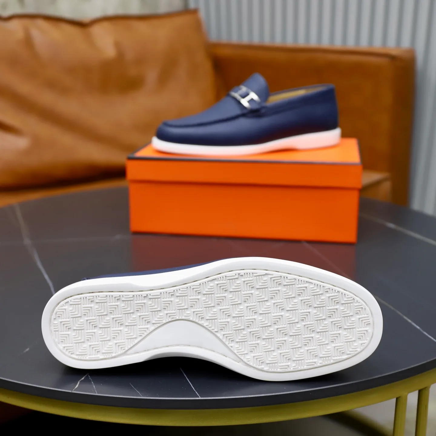 Ex-factory price: 560💰Hermès/Hermès slip-on men's shoes. This shoe is made of imported pebbled cowhide. It has simple and smooth lines and is combined with aerodynamically designed 3CM rubber foam ultra-light soles! Youthful and fashionable, classic H-shaped hardware buckle decoration, calf lining gently wraps the feet, with logo cowhide feet, casual and urban style, highlighting youthful vitality, sports and leisure version, super versatile, code number: 38-39-40-41-42-43-44 standard leather shoe size (45 can be customized but does not support returns)